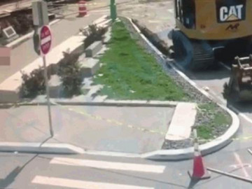 Clip: Bạn gái bị bắn chết, người đàn ông lao ô tô hạ gục kẻ giết người