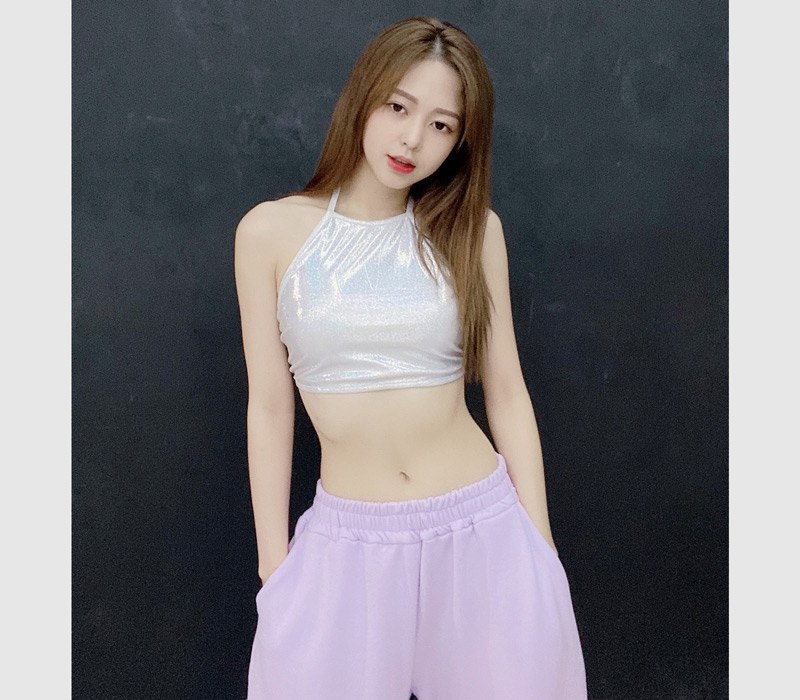 Liz Kim Cương phối áo crop top dạng yếm ôm kín vòng 1, phối với quần thể thao thoải mái mang lại vẻ trẻ trung và đầy phóng khoáng.
