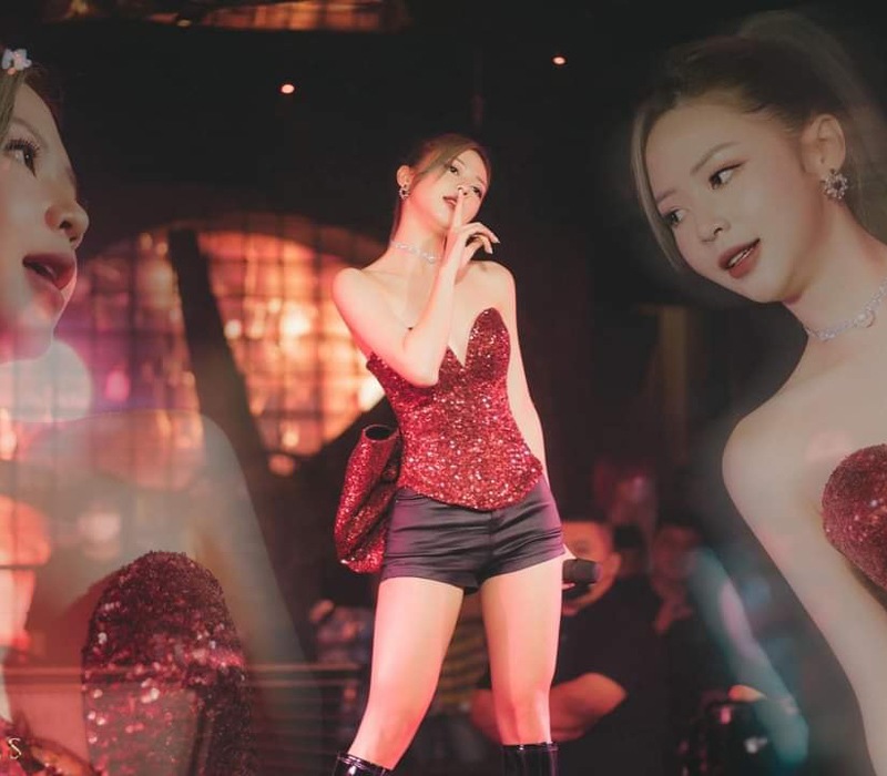 Liz Kim Cương từng được biết đến là thành viên nhóm nhạc LIME cũng như là tình cũ của ca sĩ Trịnh Thăng Bình. Cô nàng từng được đào tạo bài bản tại Hàn Quốc, sở hữu giọng ca ngọt ngào trong trẻo ngọt ngào.
