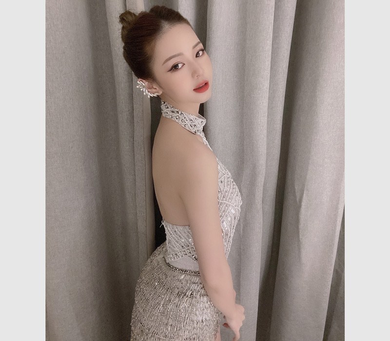 Đúng là xuất thân từ lò đào tạo tại Hàn Quốc có khác, Liz Kim Cương tạo dựng phong cách thời trang của mình đậm chất idol Kpop.
