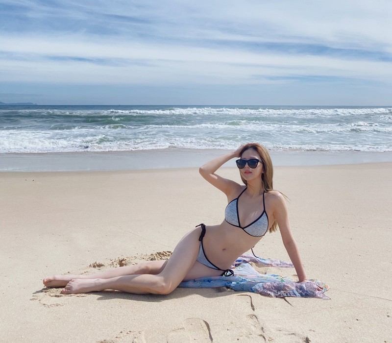Khoe dáng nóng bỏng với bikini, Liz Kim Cương không quá sa vào o ép vòng 1, cách tạo dáng đơn giản cũng như chụp khung hình ở xa giúp bộ ảnh của cô nàng tinh tế hơn rất nhiều.
