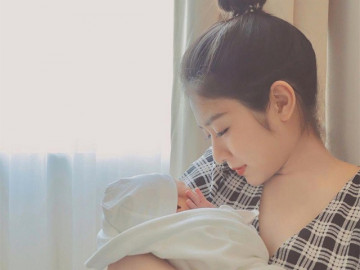 Vừa sinh con ít ngày, hotmom Hà Nội đã "đẹp hết phần thiên hạ" trong bức ảnh ở cữ