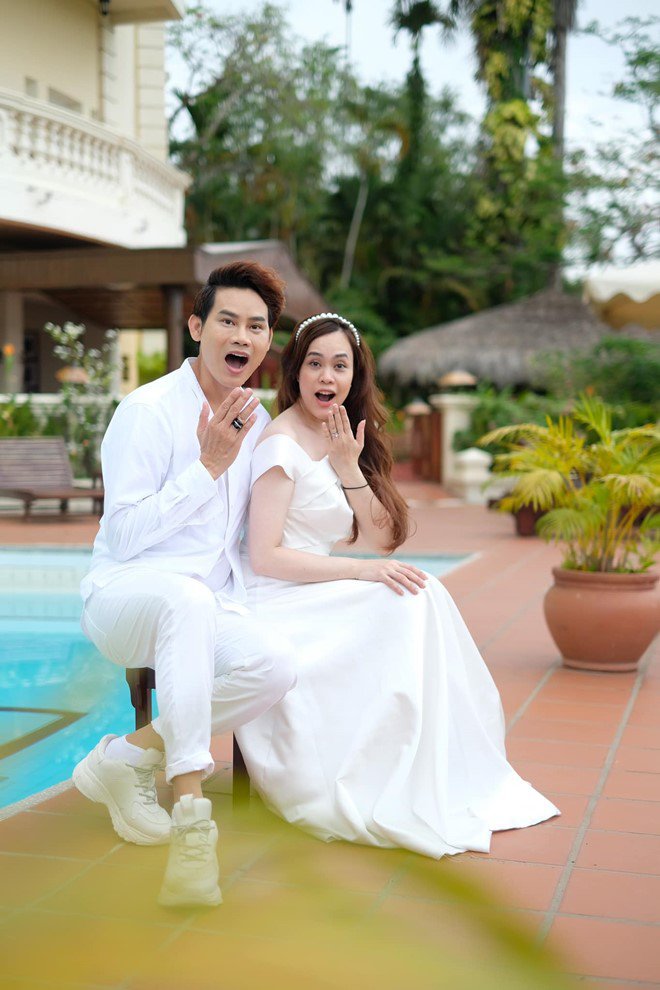 22 năm bên nhau, MC Hồng Phúc và vợ có lễ amp;#34;hấp hônamp;#34; sang chảnh, đầy lãng mạn - 10