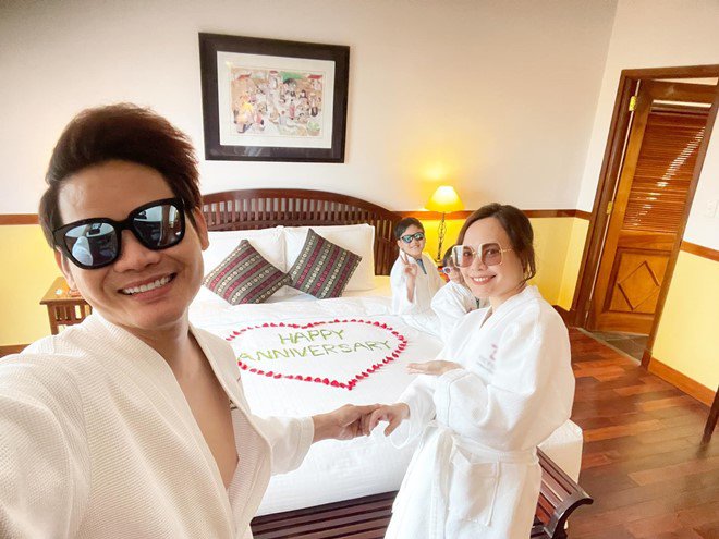 22 năm bên nhau, MC Hồng Phúc và vợ có lễ amp;#34;hấp hônamp;#34; sang chảnh, đầy lãng mạn - 2