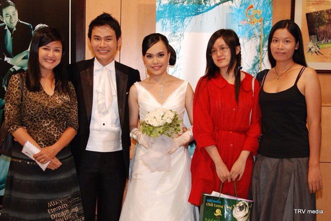 22 năm bên nhau, MC Hồng Phúc và vợ có lễ amp;#34;hấp hônamp;#34; sang chảnh, đầy lãng mạn - 1