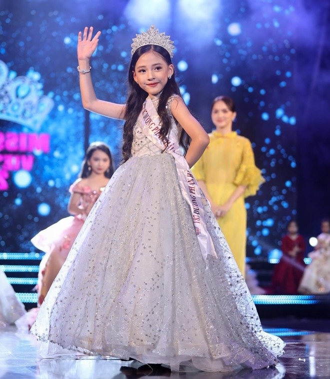 Bé gái Lâm Đồng đẹp sang chảnh, đi thi đăng quang nhờ câu ứng xử khéo như Hoa hậu - 1