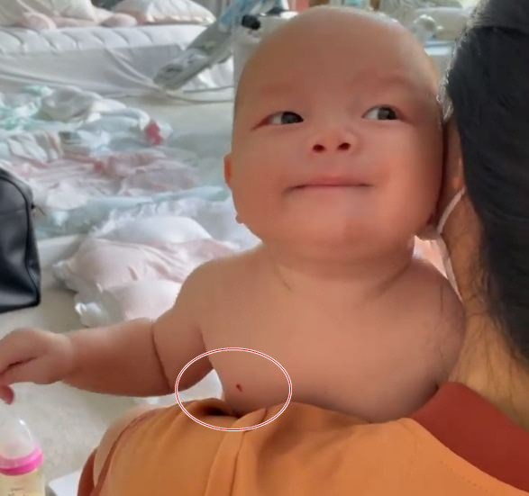 5 tháng tuổi, con trai Hồ Ngọc Hà để lộ nốt ruồi trên ngực phải dự đoán về tương lai - 7