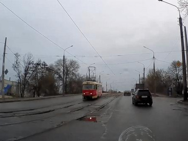 Clip Eva - Tài xế quay xe 'nhanh như cắt', né tai nạn từ tàu điện