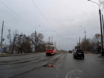 Tài xế quay xe nhanh như cắt, né tai nạn từ tàu điện