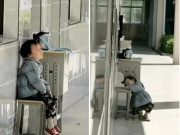 Làm mẹ - Em bé ngồi trước cửa phòng suốt 3 tiếng đợi mẹ rồi ngủ quên khiến ai cũng đau lòng