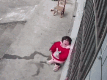 Bé gái bất lực gọi bố mẹ qua camera và câu chuyện cảm động phía sau