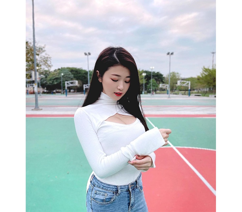 Gần đây, Jia Yi khiến cộng đồng mạng sốt xình xịch với loạt hình khoe thềm ngực đầy giữa sân bóng rổ.
