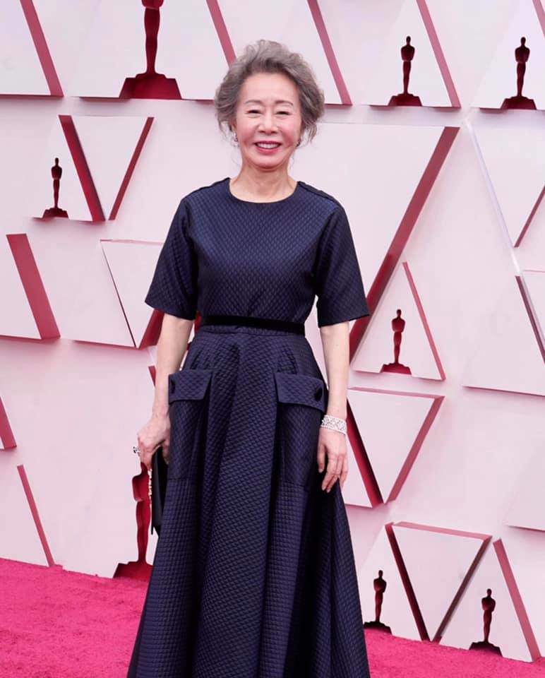 Bà ngoại quốc dân 73 tuổi đoạt tượng vàng Oscar, diện đầm tối màu vẫn tỏa sáng - 1