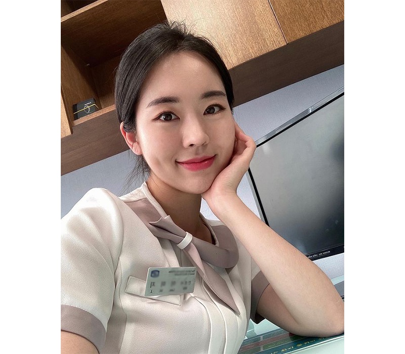 Tại Hàn Quốc, nữ y tá có tên Miji này đang nhận được không ít sự quan tâm của dân tình. Được biết, ngoài công việc là một y tá tại bệnh viện, Miji còn đá chéo sang làm Youtuber trong những lúc rảnh rỗi.
