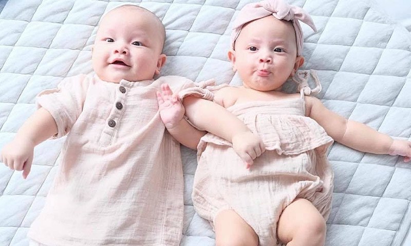 Hồ Ngọc Hà đăng ảnh 6 tháng tuổi, em bé trong ảnh giống hệt cặp sinh đôi với Kim Lý - 1