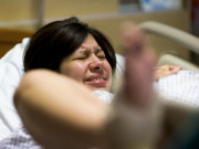 Bà bầu - Sinh con xong sản phụ vẫn đau, bác sĩ bảo sót nhau nhưng y tá liền hét lên thất thanh