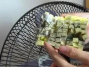 Nhà đẹp - Cách làm sạch cánh quạt không cần tháo khung, phụ nữ cũng tự làm được