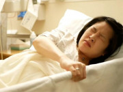 Bà bầu - Người mẹ câm điếc bối rối nằm trên bàn sinh, bác sĩ vừa vạch áo trên bụng liền bật khóc