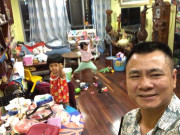 Làm mẹ - Nghệ sĩ Tự Long khoe ảnh 2 con gái, nhìn căn nhà phía sau bề bộn mà choáng