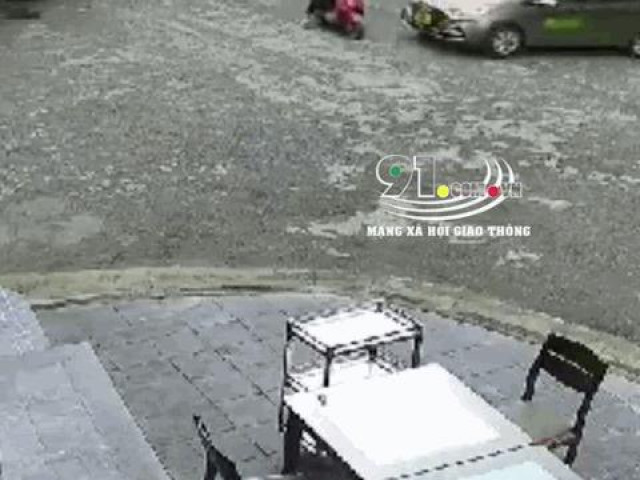 Clip Eva - Clip: 2 nữ sinh bị taxi cán trúng, dân hợp sức nâng xe giải cứu