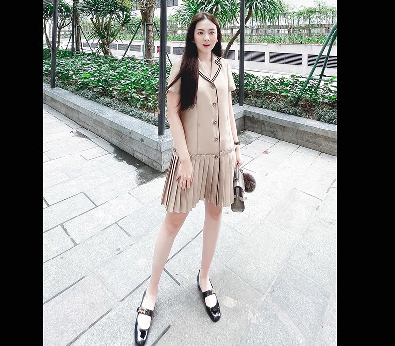 Ngày hè này, Mai Ngọc lại kết thân với loạt váy phom rộng để chống chọi với cái nóng, cô cũng thích diện giày bệt của Dior để thoải mái di chuyển hơn.
