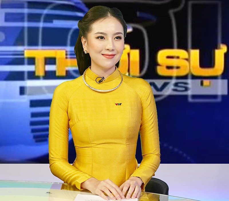 Ngoài váy áo công sở trang nhã thì tà áo dài luôn gắn liền với Mai Ngọc mỗi khi lên sóng truyền hình quốc gia. Cô trở nên nền nã đúng chuẩn một người con gái Việt Nam. 
