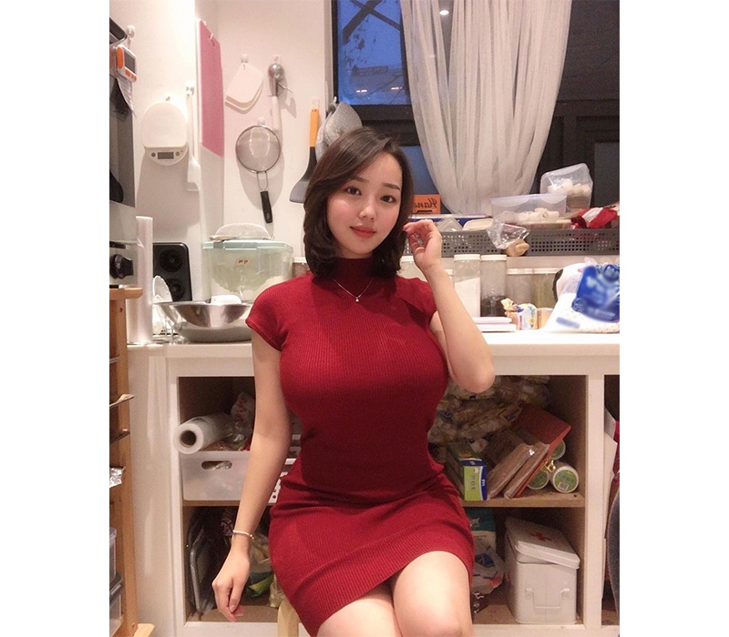 Bật mí cân nặng trên sóng mạng xã hội, Yoo Min làm nhiều cô gái vô cùng ngỡ ngàng. Với số cân vượt xa cân nặng lý tưởng của phần lớn chị em, nàng mẫu nữ vẫn giữ được sự mềm mại, quyến rũ ở vóc dáng.
