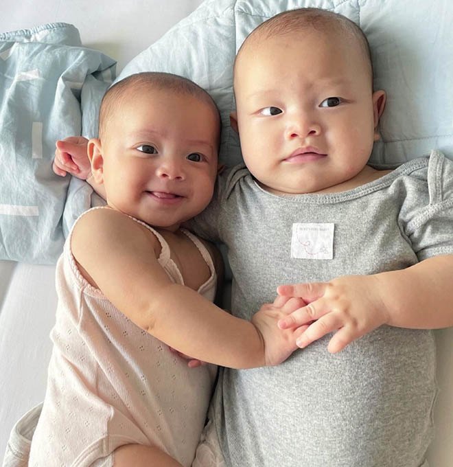 Hồ Ngọc Hà đăng ảnh 6 tháng tuổi, em bé trong ảnh giống hệt cặp sinh đôi với Kim Lý - 11
