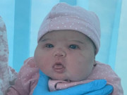 Bà bầu - Mẹ vác bụng bầu "khổng lồ" đi đẻ, bé chào đời y tá rần rần xin chụp ảnh