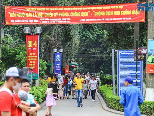 Hà Nội ngày đầu nghỉ lễ 30/4: Công viên đông nghẹt, nhiều người quên đeo khẩu trang