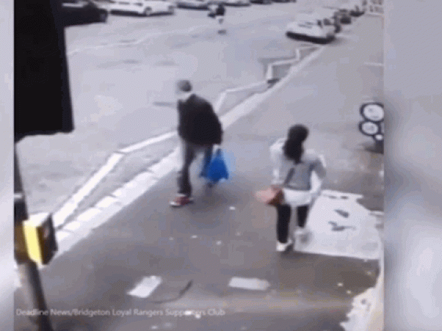 Clip Eva - Clip: Mải nhìn theo gái xinh, thanh niên đập thẳng mặt vào cột đèn