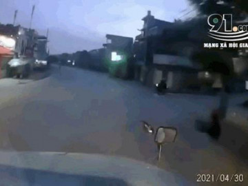  Clip: Tài xế container phanh cháy lốp, cứu mạng 2 người đi xe máy 