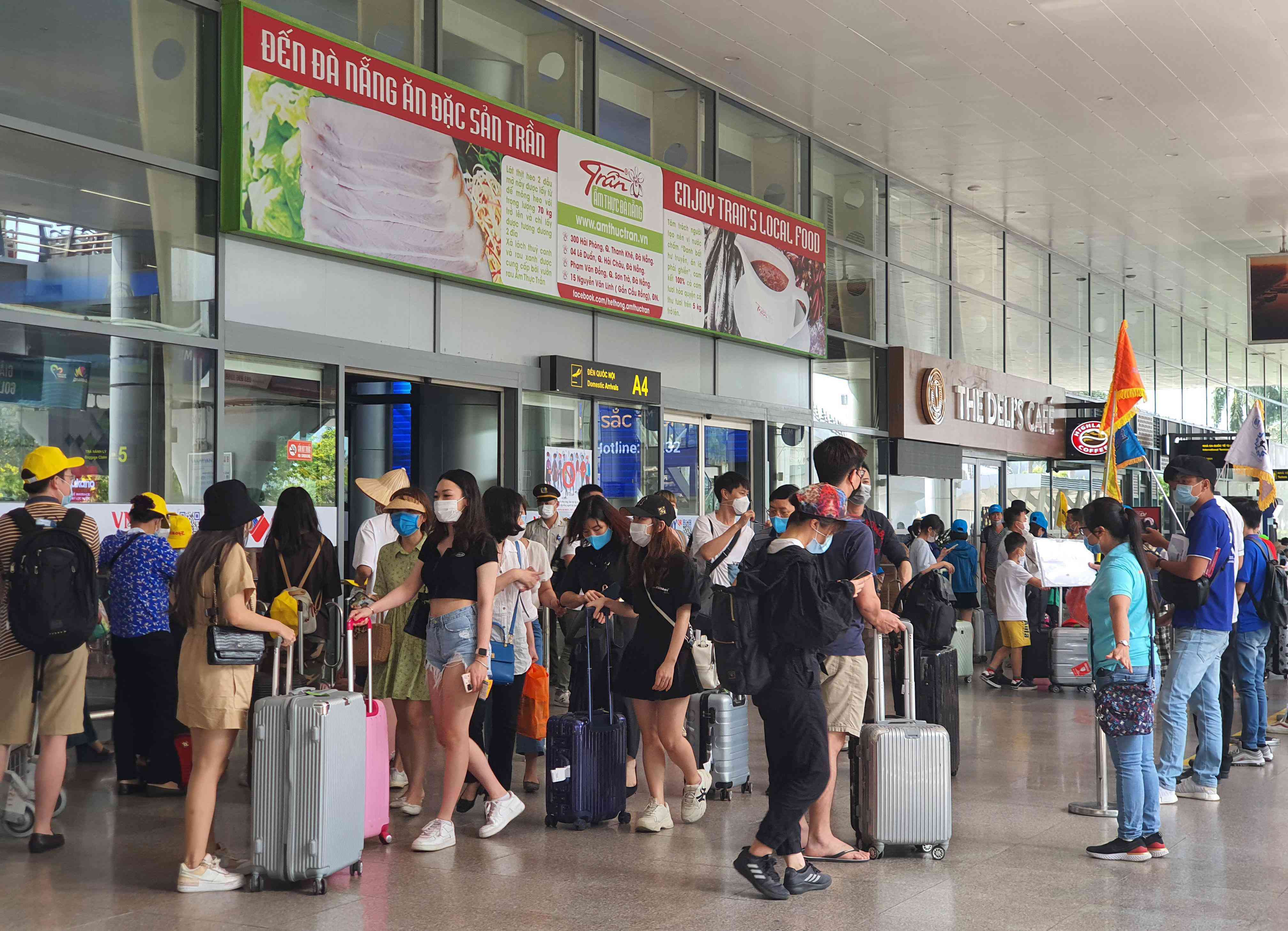 Bất chấp COVID-19, hàng nghìn người đi du lịch, nhìn cảnh biển Vũng Tàu mà choáng váng - 8