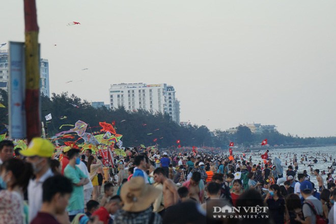 Bất chấp COVID-19, hàng nghìn người đi du lịch, nhìn cảnh biển Vũng Tàu mà choáng váng - 4