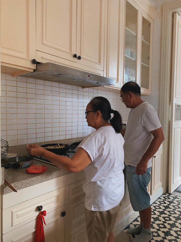 Cưới chồng là con trai tỷ phú, Tăng Thanh Hà vẫn được bố mẹ ruột gửi đồ ăn tận nhà - 4