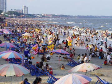 Bất chấp COVID-19, hàng nghìn người đi du lịch, nhìn cảnh biển Vũng Tàu mà choáng váng