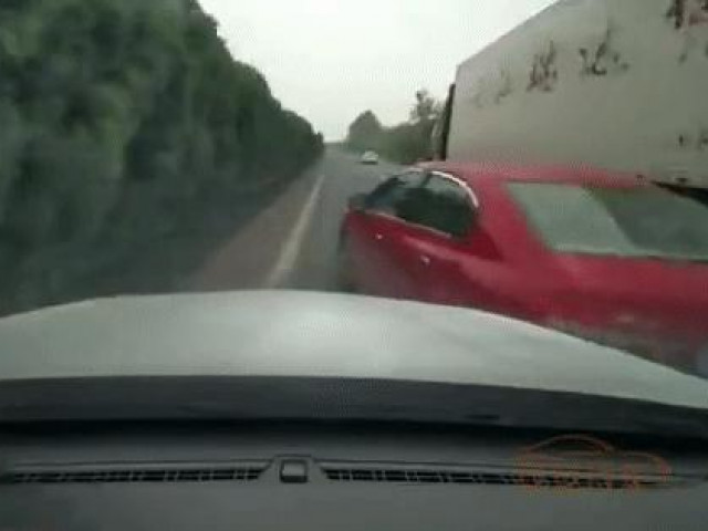 Clip Eva - Sedan nhận 'kết đắng' khi cố chui giữa hai ô tô