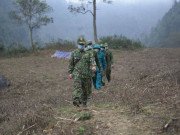 Tin tức - Đường dây “khủng” xuất nhập cảnh trái phép ở Lào Cai: Bất ngờ thôn đội trưởng là kẻ cảnh giới