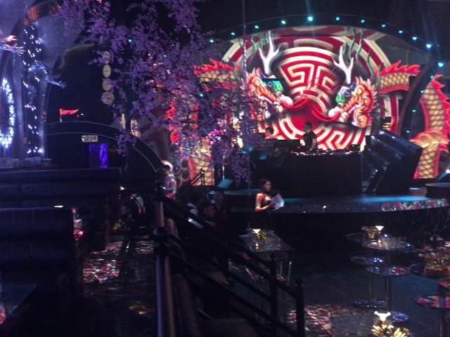 Bao nhiêu người tiếp xúc gần với cô gái ở Hà Nội làm việc trong quán bar nghi mắc COVID-19?