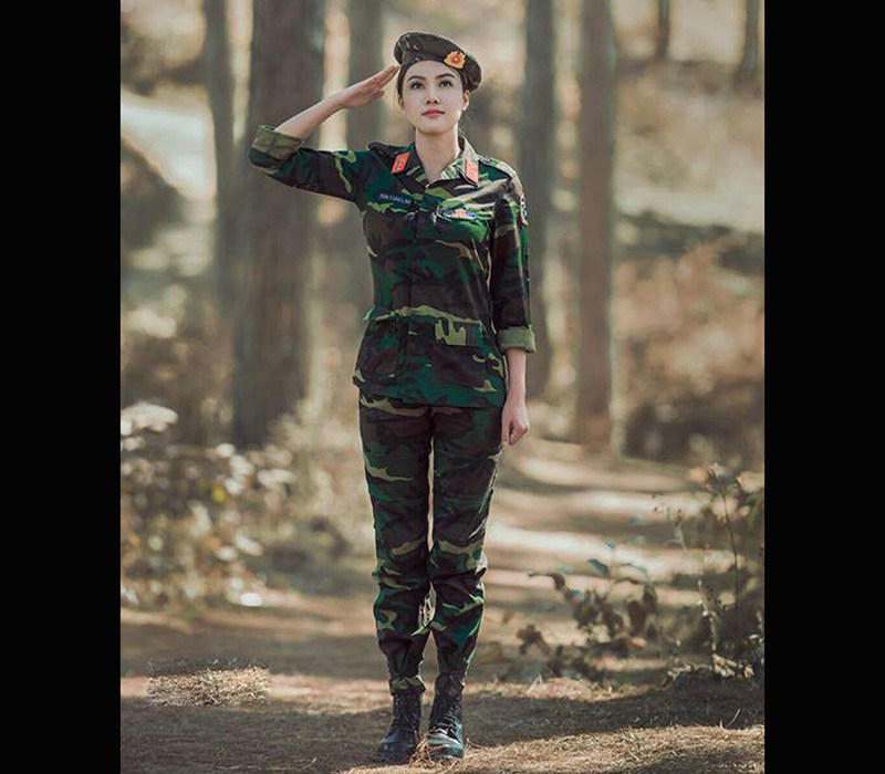 Ngày thường Giao Linh vô cùng mạnh mẽ và cá tính với những bộ trang phục quân đội với sắc xanh đầy tự hào. Cô trông rất mạnh mẽ với thần thái nổi bật trong quân đội.
