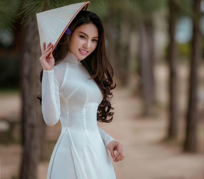 Ngày thường cô rất thích diện áo dài đặc biệt là tà áo dài trắng tinh khôi như những cô nàng nữ sinh đầy chất mộng mơ. 
