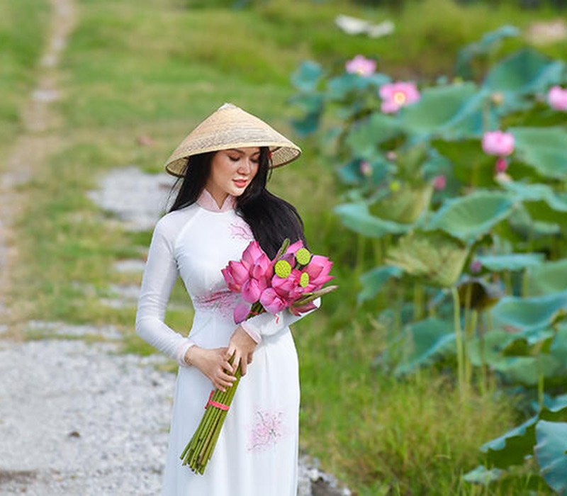 Những khi diện áo dài, Giao Linh thường lựa chọn nón lá để trưng dụng, đây là combo huyền thoại không thể tách rời của cô nàng nữ xạ thủ chân dài.
