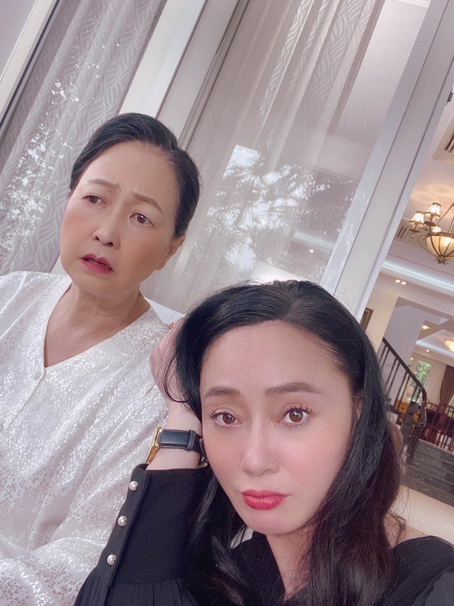 “Cô vợ bị cắm sừng” Đừng Bắt Em Phải Quên trở lại: U50 vẫn trẻ, điệu đà và nông nổi - 10