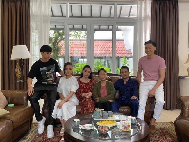 “Cô vợ bị cắm sừng” Đừng Bắt Em Phải Quên trở lại: U50 vẫn trẻ, điệu đà và nông nổi - 7