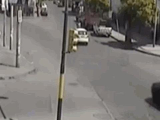 Clip Eva - Clip: Gây tai nạn, tài xế taxi còn tranh thủ "hôi tiền" của nạn nhân