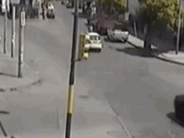  Clip: Gây tai nạn, tài xế taxi còn tranh thủ hôi tiền của nạn nhân 