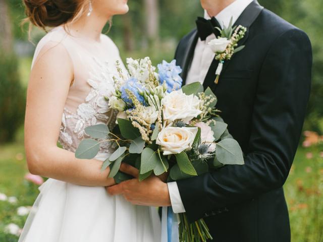 Chú rể qua đời vì COVID-19 chỉ 1 ngày trước đám cưới, nơi hỏa táng ngay cạnh hôn trường