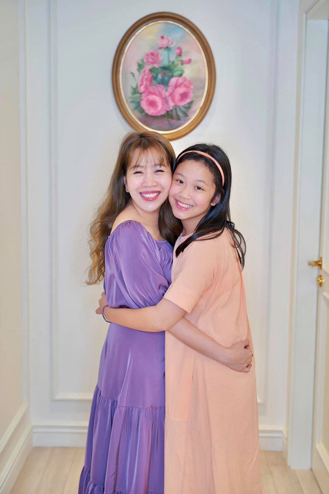Mới học lớp 4, con gái MC VTV Diệp Chi cao to ngang ngửa mẹ, trông như 2 chị em - 9