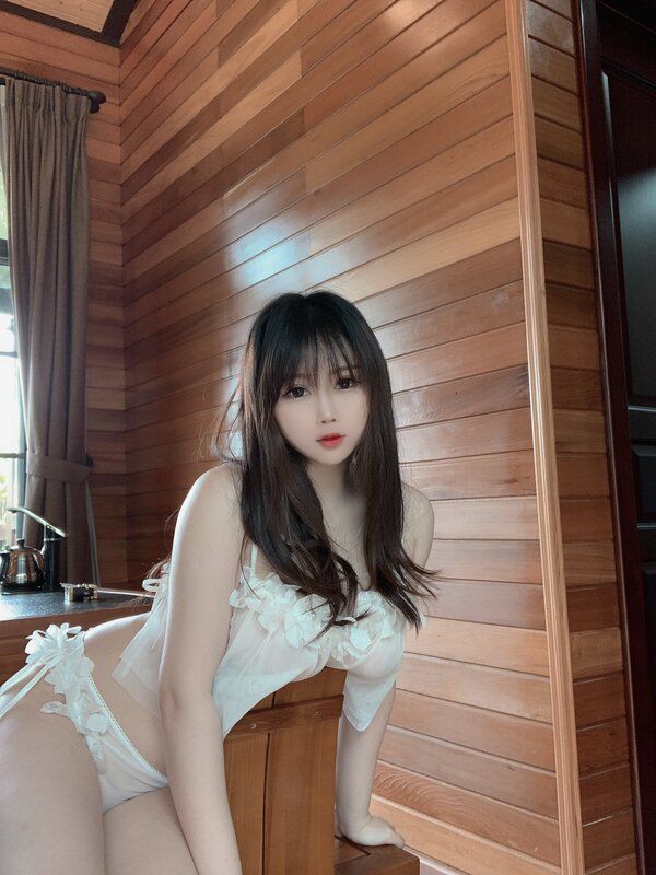 Xinh đẹp và gợi cảm, hot girl vẫn nhận “gạch đá” bởi màn vạch áo khoe ngực phô phang - 6