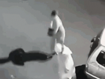  Clip: Đòi lại tiền không được, thanh niên cầm mũ phang bạn gái tới tấp 